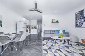 Modern Beach Front Apartment, Airlie Beach